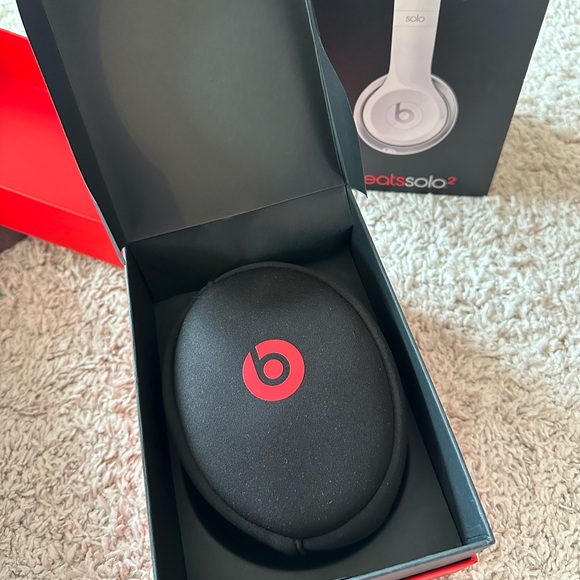 WHITE BEATS SOLO 2 - Picture 2 of 8